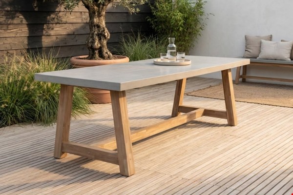 De laatste tuintafeltrends: buiten eten wordt mooier, warmer en persoonlijker
